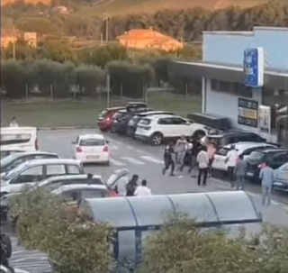 Giovane preso a bastonate nel parcheggio del supermercato, video choc a Petritoli